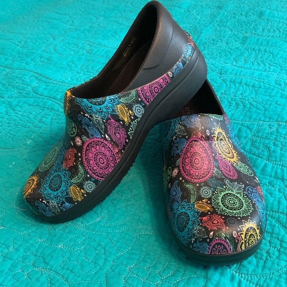 Crocs Clogs - Picture 2 of 8